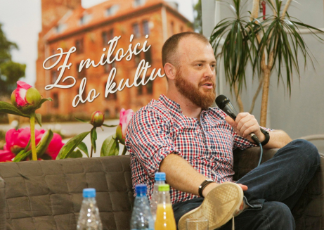 Autor Wojciech Chmielarz siedzący na kanapie, trzymający mikrofon