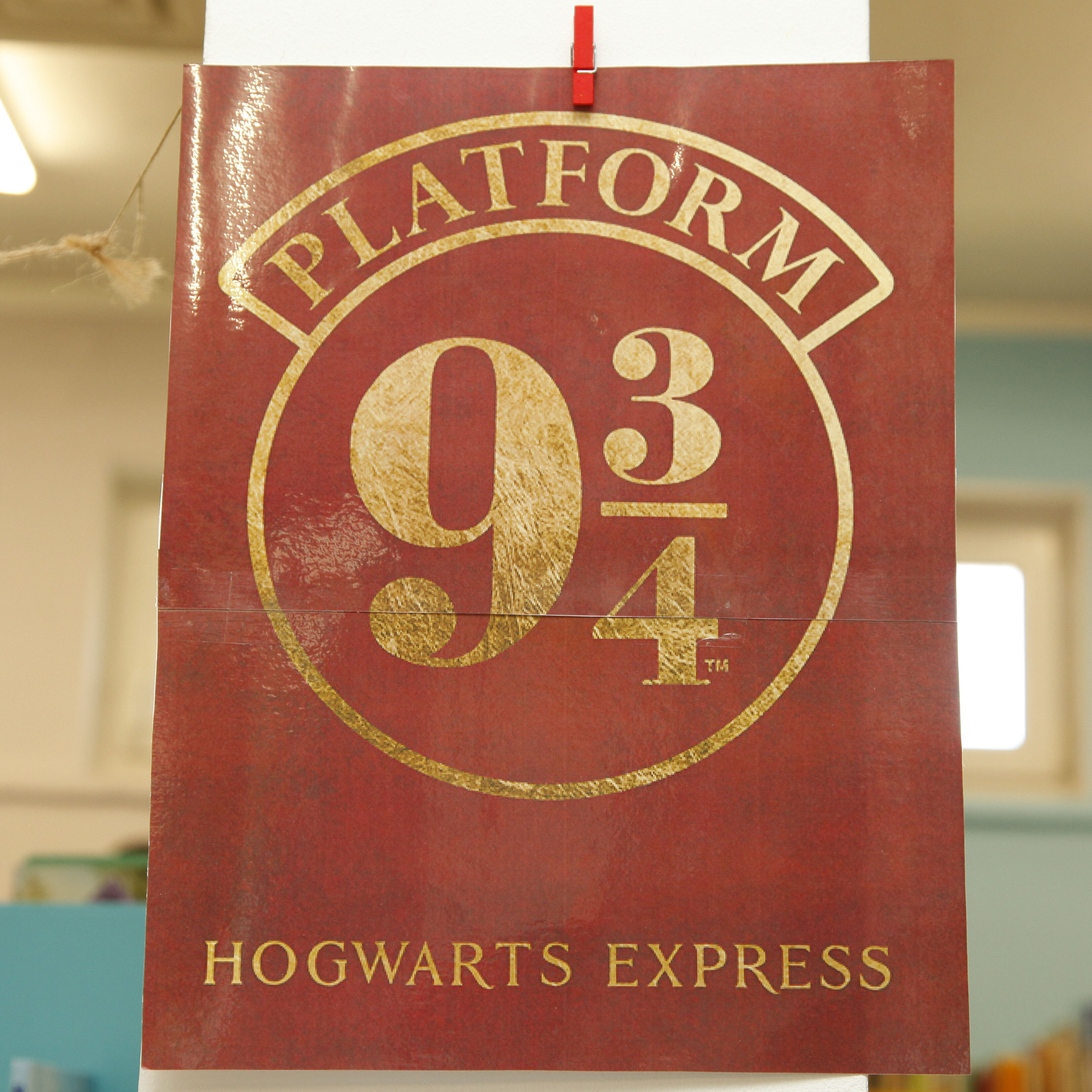 zdjęcie przedstawia grafikę Platformy 9 i 3/4 z książki Harry Potter